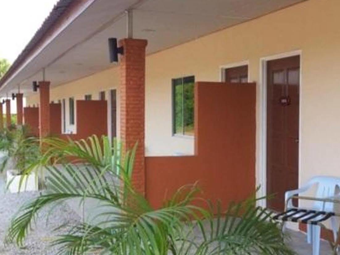 Huda Inn Pantai Cenang  Exterior foto